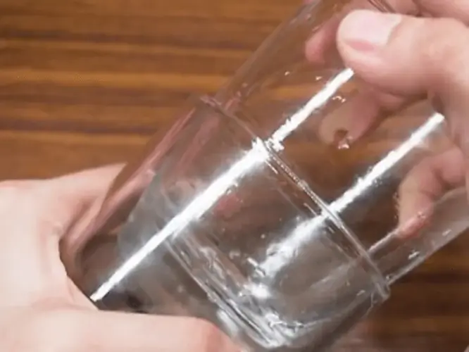 Cách lấy ly thủy tinh bị dính chặt vào nhau