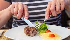 Tay phải cầm dao sẽ di chuyển lưỡi dao lên xuống để cắt thức ăn, còn đầu nĩa bên tay trái sẽ cố định và ghim thức ăn sau khi cắt