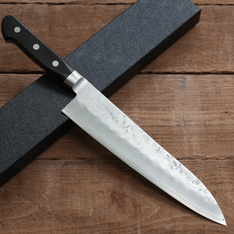 Dao Gyuto là loại dao đa năng tương tự như loại dao của các đầu bếp phương Tây.