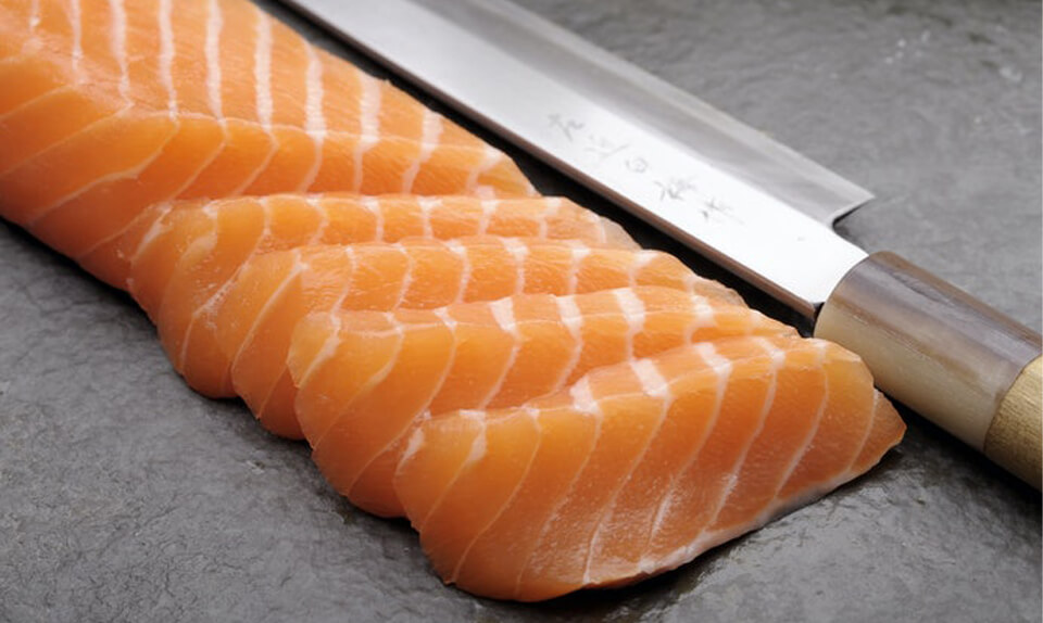 Dao sashimi là loại dao chuyên dùng để cắt thái nguyên liệu làm sashimi