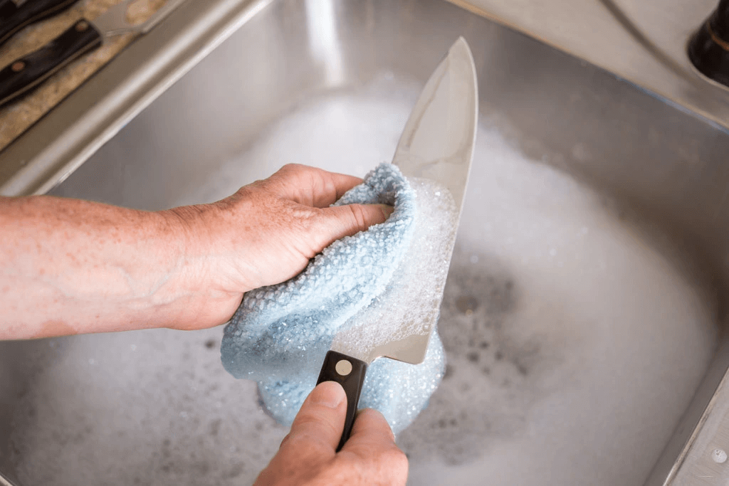 Rửa sạch dao sau khi sử dụng