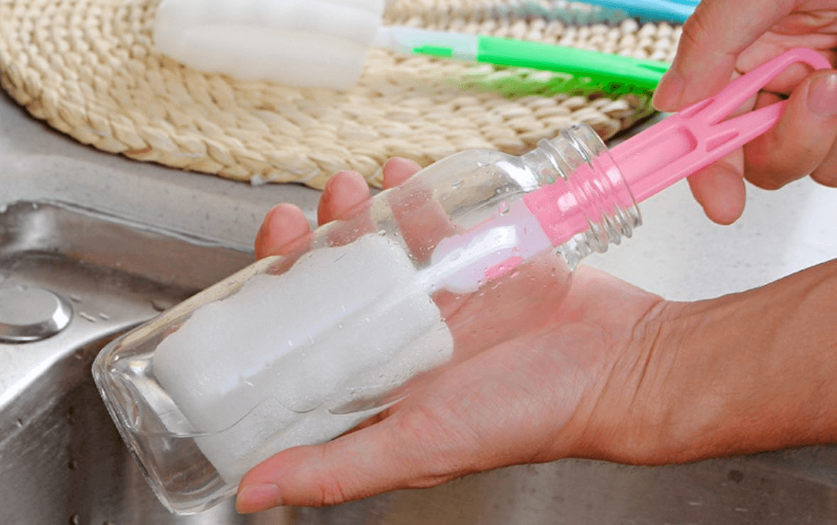 Rửa sạch chai thủy tinh sau khi sử dụng