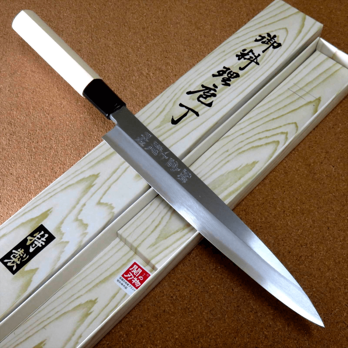 Dao Sashimi là loại dao truyền thống một lưỡi của Nhật Bản được sử dụng trong một chuyển động kéo dài để cắt các lát sushi, sashimi