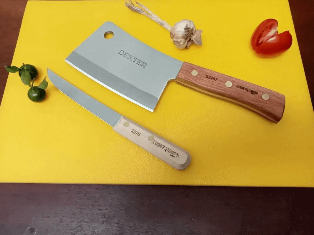 Dao phay hay còn được gọi là dao chặt với thiết kế bản dao to, rộng hình chữ nhật, cứng và nặng