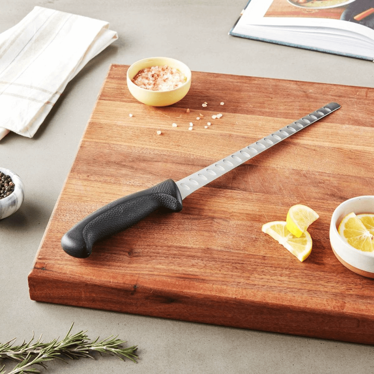 Làm việc liên tục với tốc độ nhanh nên đầu bếp cần những con dao phải nhẹ, lưỡi mỏng và hơi vồng