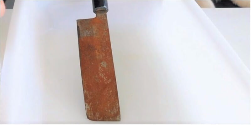 Vật liệu chính làm ra dao là sắt hoặc thép nên dễ bị oxy hoá tạo ra rỉ sét trên bề mặt