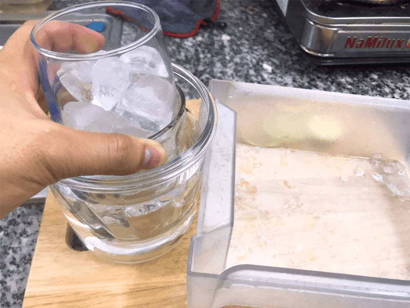 Cách lấy ly thủy tinh bị dính chặt vào nhau