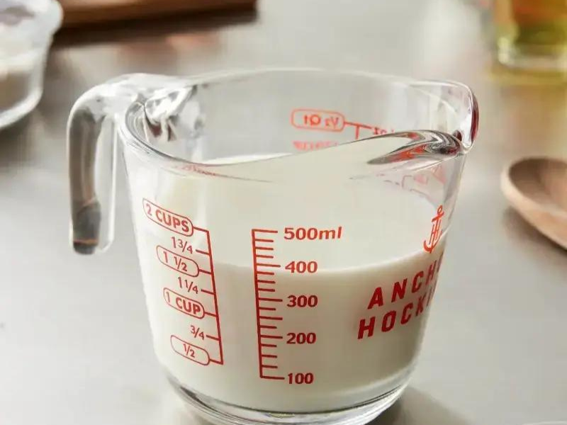 Ca đong là dụng cụ chuyên để đo các chất lỏng làm bánh như sữa, nước, hỗn hợp trứng,...