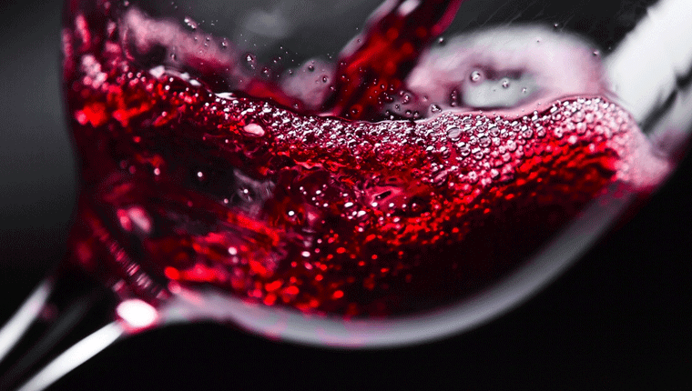  Để quan sát kỹ sự thay đổi của màu rượu, bạn có thể nghiêng nhẹ ly để xem màu sắc rượu thay đổi như thế nào hoặc cầm ly rượu đối diện với ánh sáng để có thể nhìn rõ hơn. 