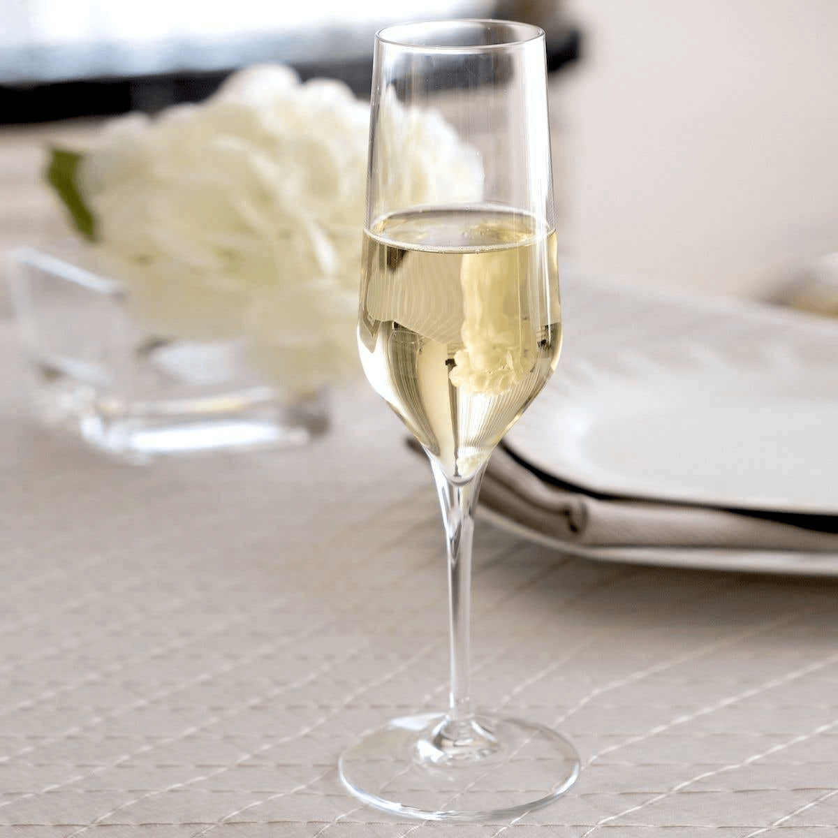 Nếu ngồi vào bàn, bạn nên đặt ly rượu ở góc trên cùng bên trái của bàn ăn (ngay cạnh ly uống nước của bạn). 