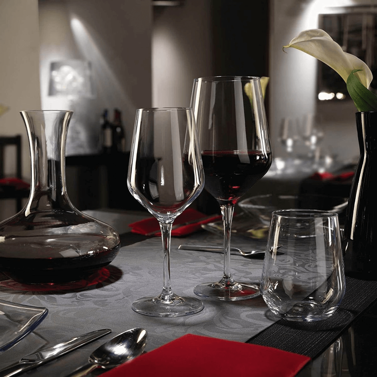 Ly rượu vang đỏ có thân tròn, dáng bầu và miệng rộng để tăng không gian cho không khí đi vào