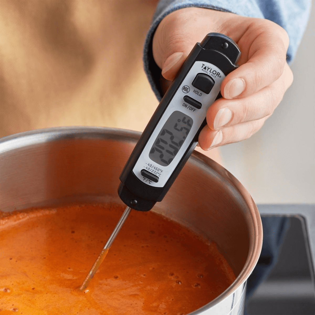 Sử dụng nhiệt kế để đo nhiệt độ nấu ăn