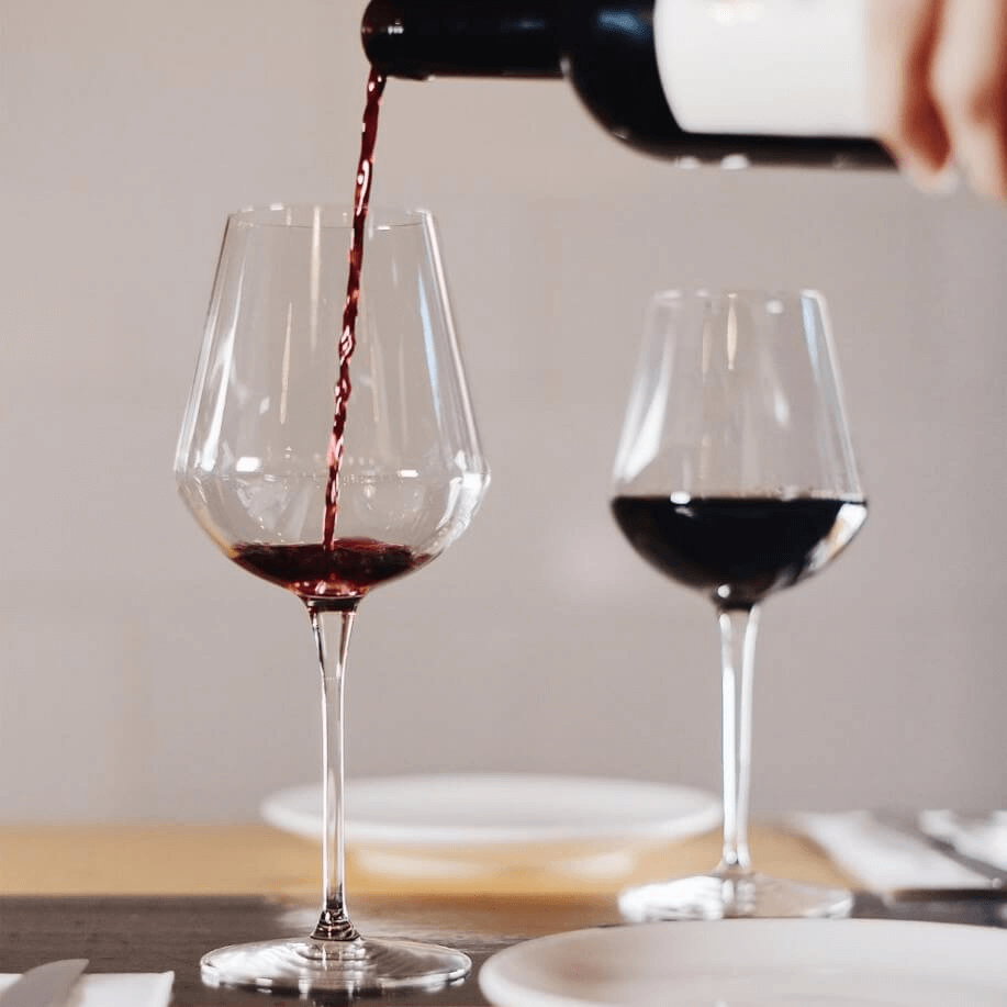 Thiết kế ly rượu vang đỏ làm tăng tốc độ oxy hóa, giúp làm dịu đi hương vị của rượu để cảm nhận hương thơm nhẹ nhàng của rượu