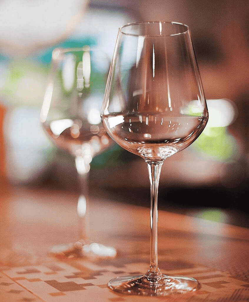 Cuống ly dài sẽ ngăn cho rượu không bị nóng lên do nhiệt độ của cơ thể