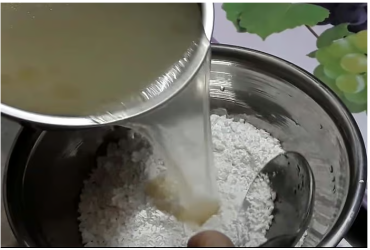 Chuẩn bị nước dùng và ngâm bột gạo lọc