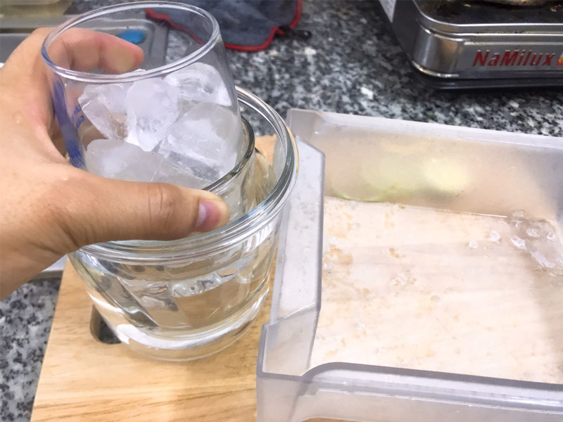 Mẹo sử dụng đá lạnh và nước nóng để tách bát dính vào nhau