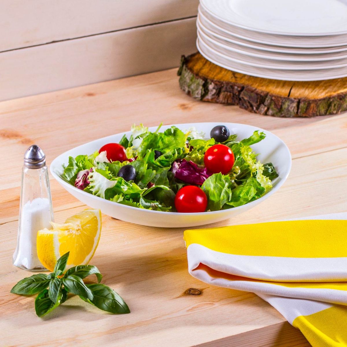 Trong những bữa ăn trang trọng thì đĩa salad phục vụ các phần ăn sau khi món ăn chính đã được dọn sạch
